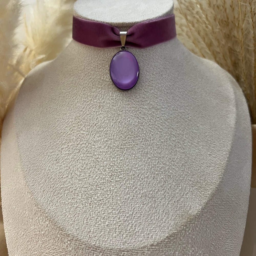 Handmade Po-Of-Color Statement Velvet Choker: Retro Choker Resin Pendant - Picture 7 of 16